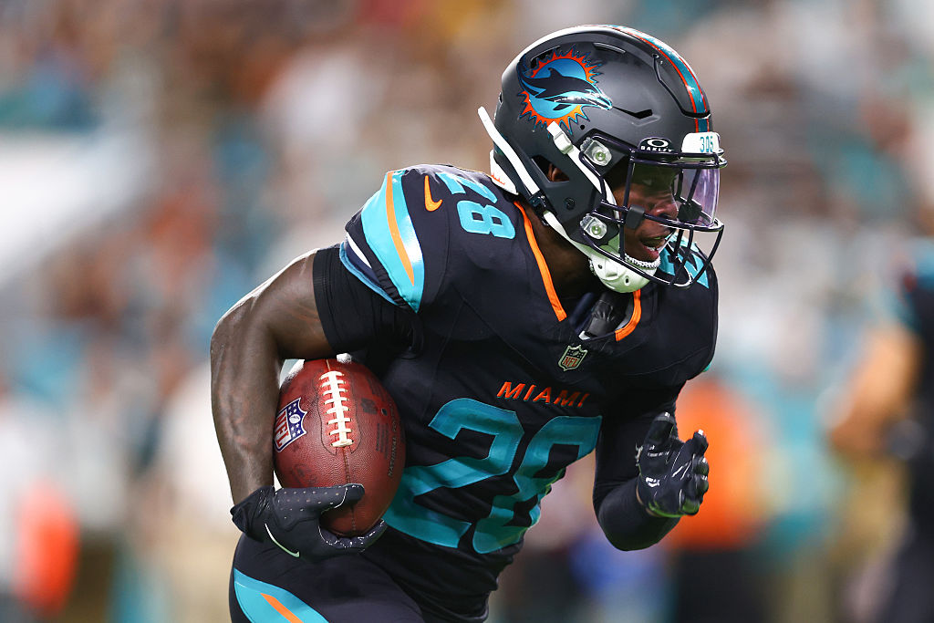 MIAMI GARDENS, FLORIDA - SEPTEMBER 29: De'von Achane #28 of the Miami Dolphins carries the ball against the New York Jets during the second half of the game at Hard Rock Stadium on September 29, 2025 in Miami Gardens, Florida.
