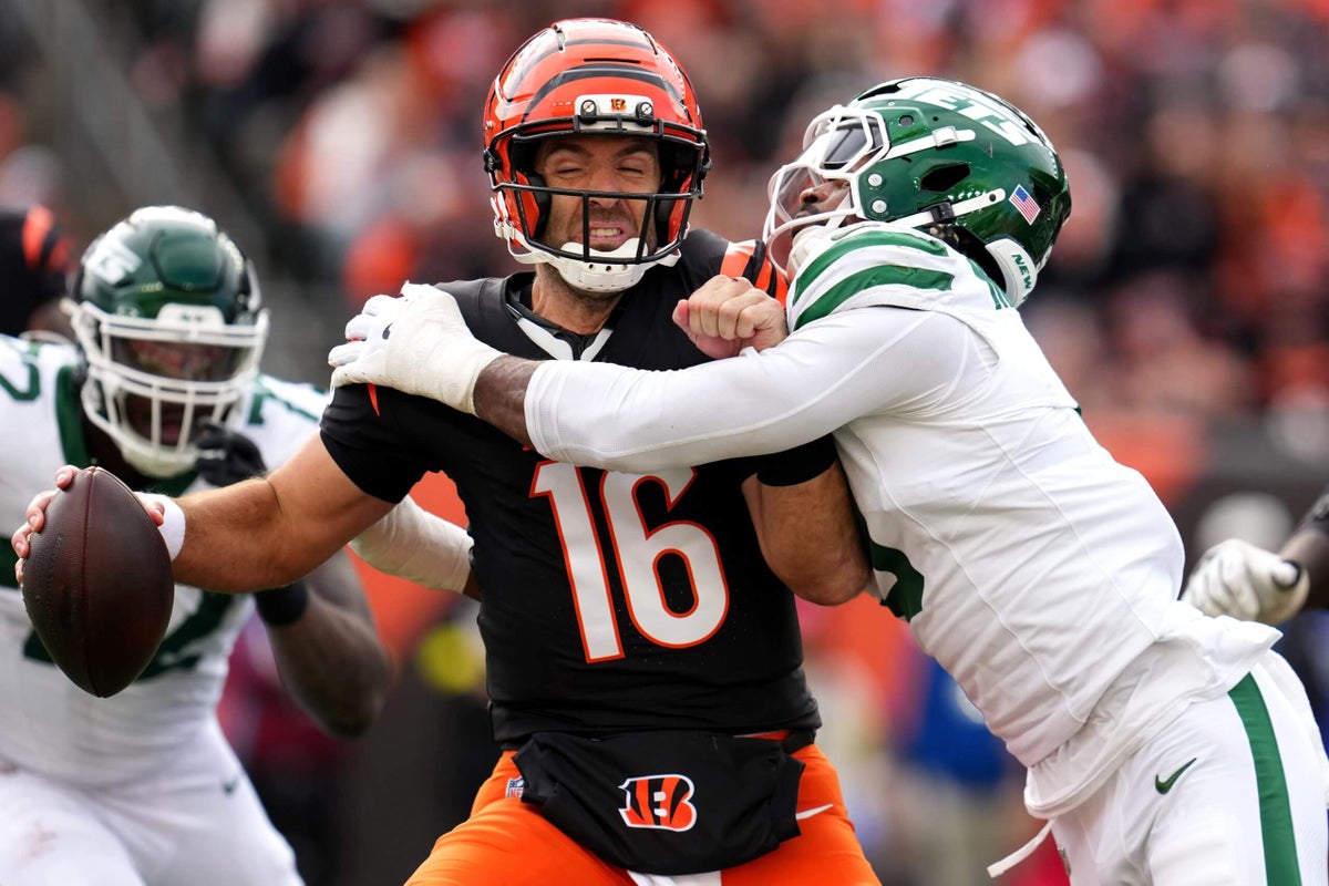 Why is Bengals QB Joe Flacco trying to play through a sprained AC joint?