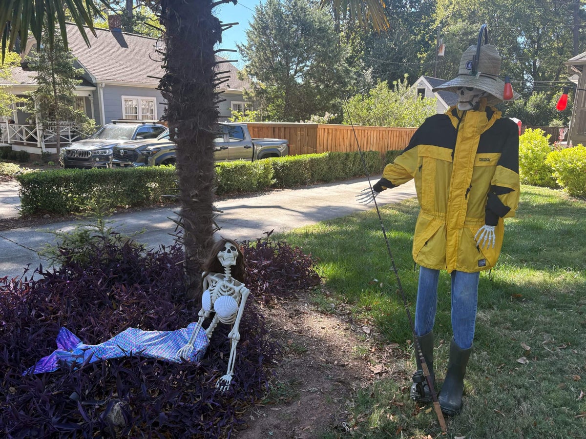 How a front yard in Charlotte turned into a Halloween tableau of Bill Belichick and Jordon Hudson