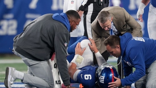 Trainers check on New York Giants quarterback Jaxson Dart (6) after an injury against the Philadelphia Eagles(IMAGN IMAGES via Reuters Connect)