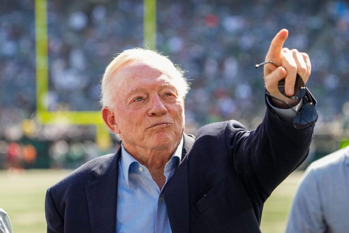 Cowboys owner Jerry Jones gives middle finger to Jets fans. Will he be reprimanded?