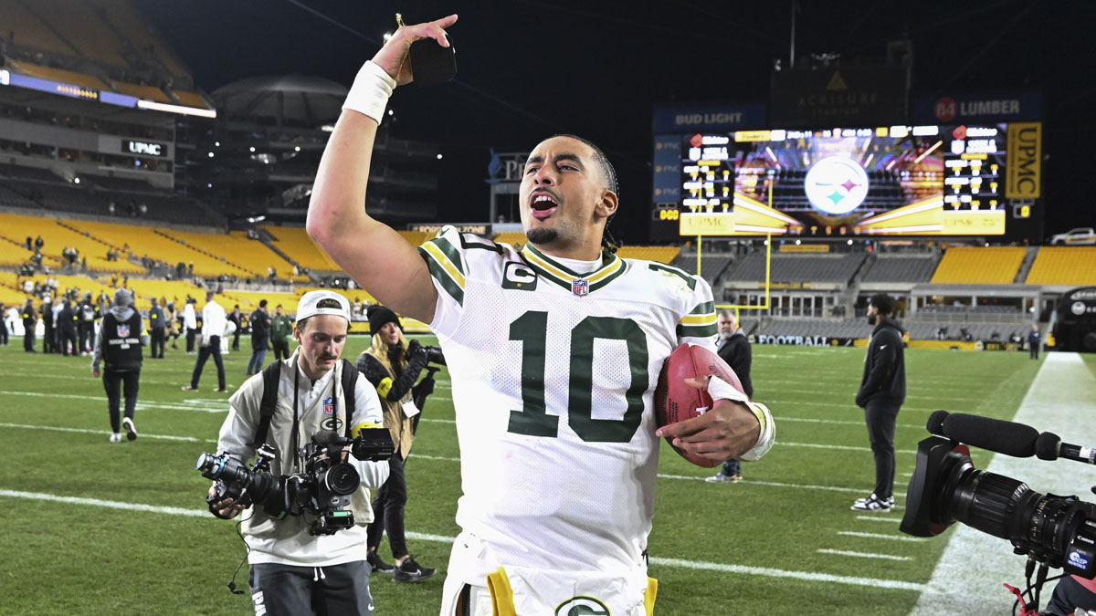Green Bay Packers quarterback Jordan Love (10) celebrates defeating the Pittsburgh Steelers at Acrisure Stadium.