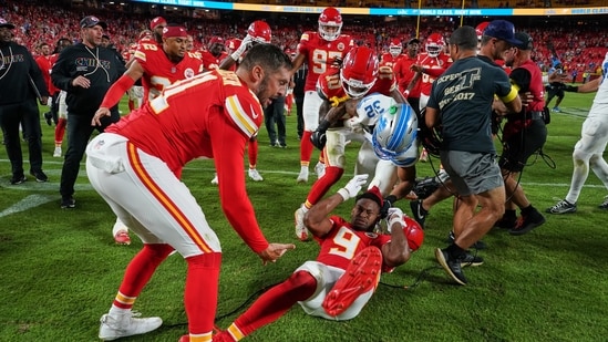 Detroit Lions defensive back Brian Branch (32) fights with Kansas City Chiefs wide receiver JuJu Smith-Schuster (9) while be held back by Chiefs' James Winchester, left, and Isiah Pacheco (10) following an NFL football game Sunday, Oct. 12, 2025, in Kansas City, Mo.(AP)