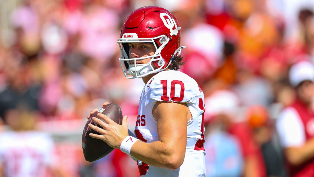 Oklahoma Sooners quarterback John Mateer (10) warms up before the game against the Texas Longhorns at the Cotton Bowl.