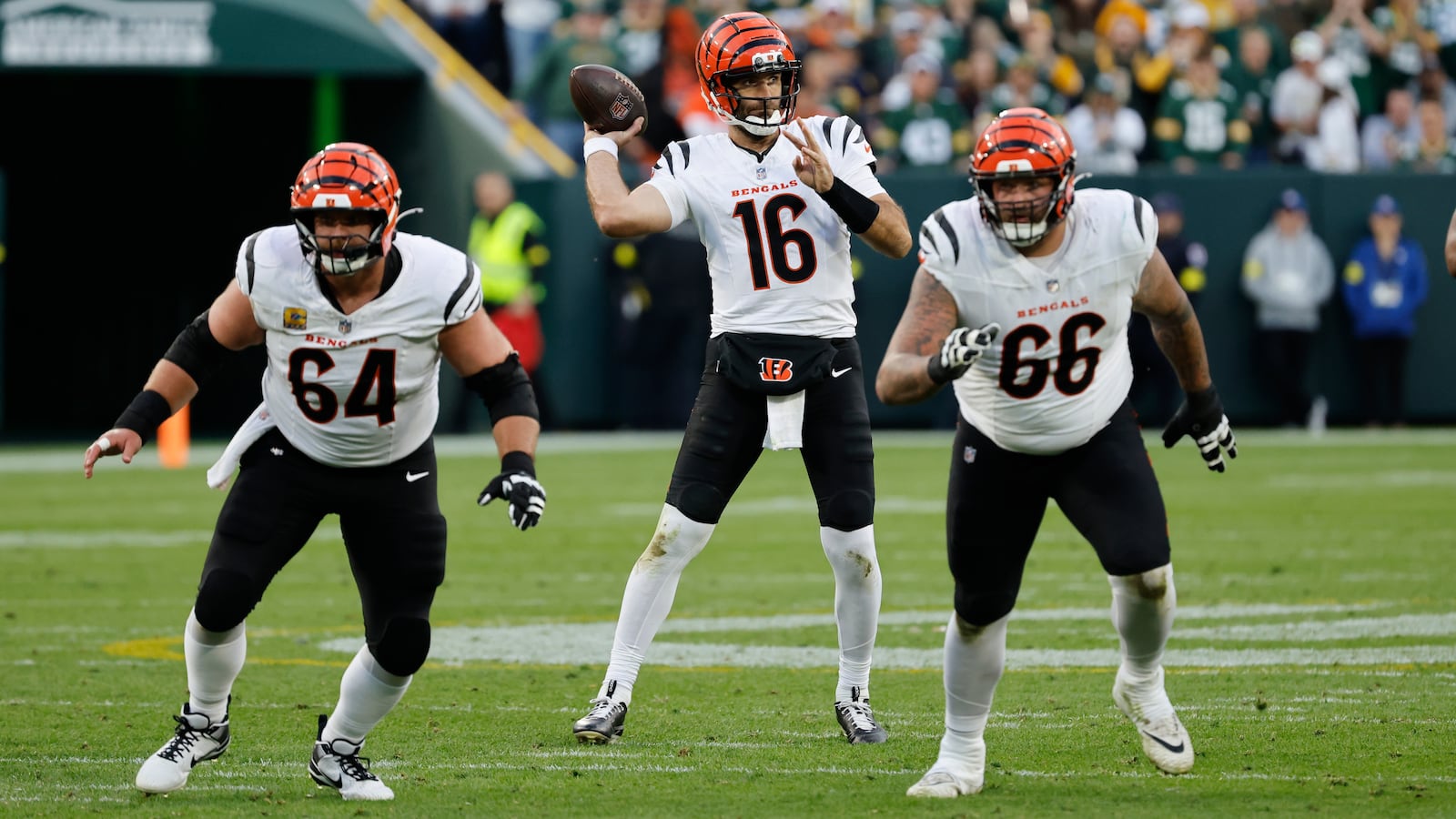 Cincinnati Bengals' Joe Flacco (16) passes in the pocket against the Cincinnati Bengals in the second half of an NFL football game, Sunday, Oct. 12, 2025, in Green Bay, Wis. (AP Photo/Mike Roemer)