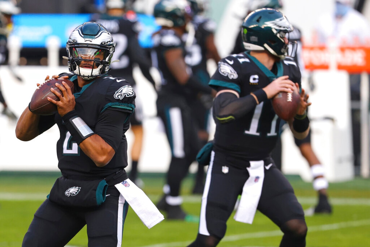 Philadelphia Eagles quarterbacks Jalen Hurts (2) and Carson Wentz