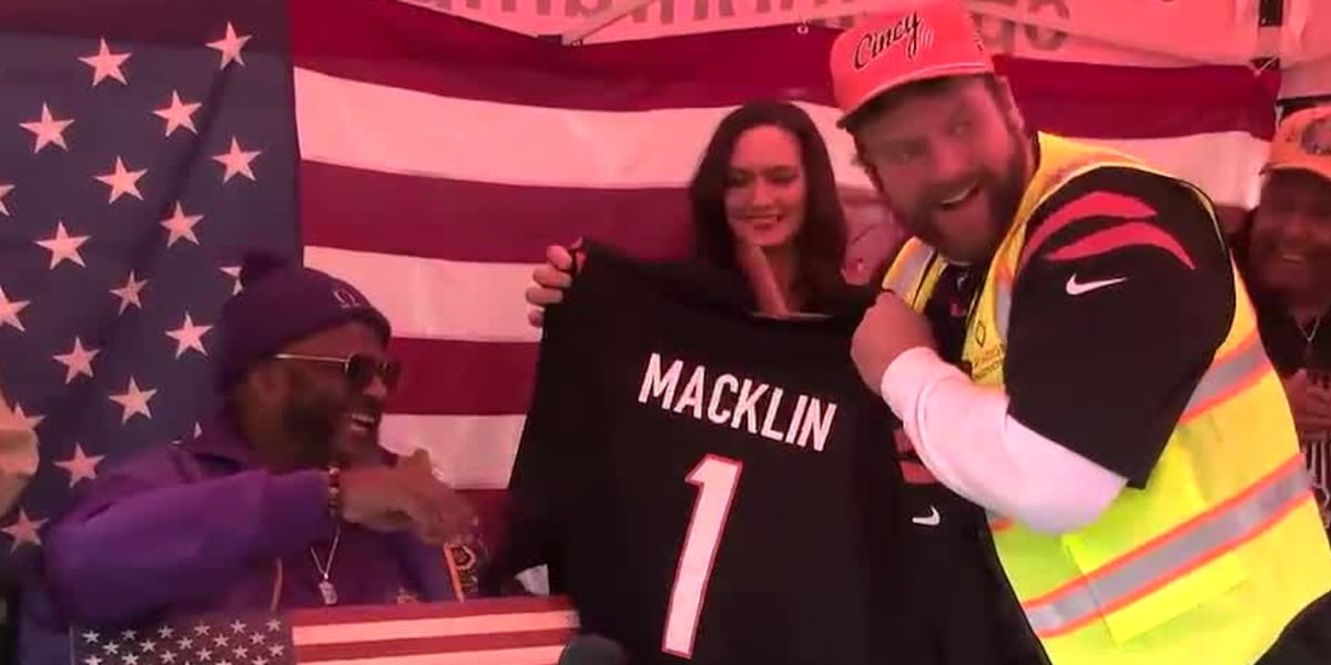 Bengals players help build ramp for veteran