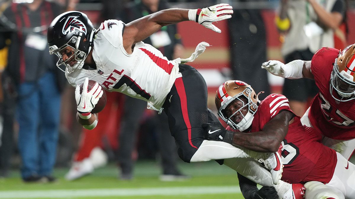 Atlanta Falcons running back Bijan Robinson (7) scores a touchdown past San Francisco 49ers linebacker Tatum Bethune (48) during the third quarter at Levi's Stadium.