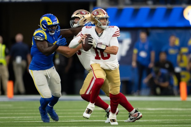 San Francisco 49ers quarterback Mac Jones (10) runs with the ball during an NFL football game against the Los Angeles Rams, Thursday, Oct. 2, 2025, in Inglewood, Calif. (AP Photo/Kyusung Gong)