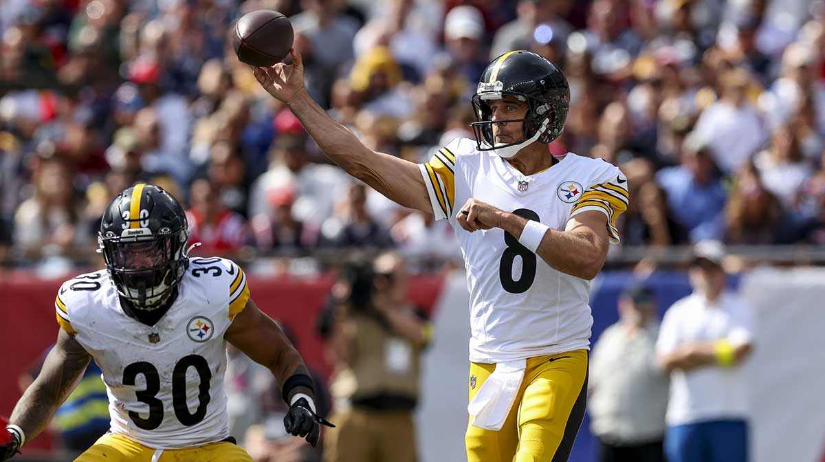 Pittsburgh Steelers quarterback Aaron Rodgers (8) makes a pass during the first quarter at Gillette Stadium.