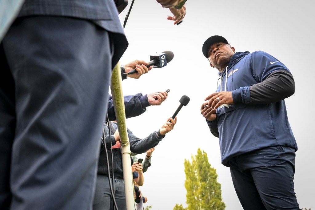 Broncos' 'smart bullies' pass-rush again NFL's best under Vance Joseph