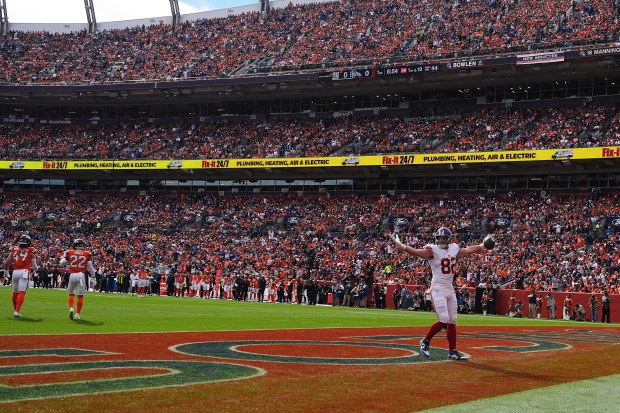 New York Giants tight end Daniel Bellinger (82) celebrates after...
