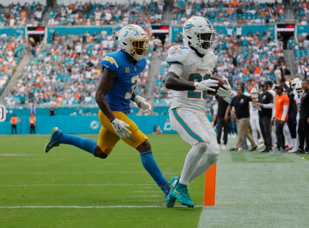 Miami Dolphins running back De'Von Achane runs in his second...