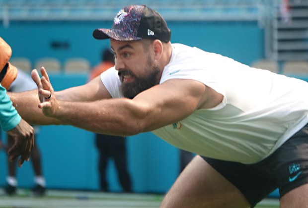Miami Dolphins defensive tackle Zach Sieler warms up Sunday, Oct....