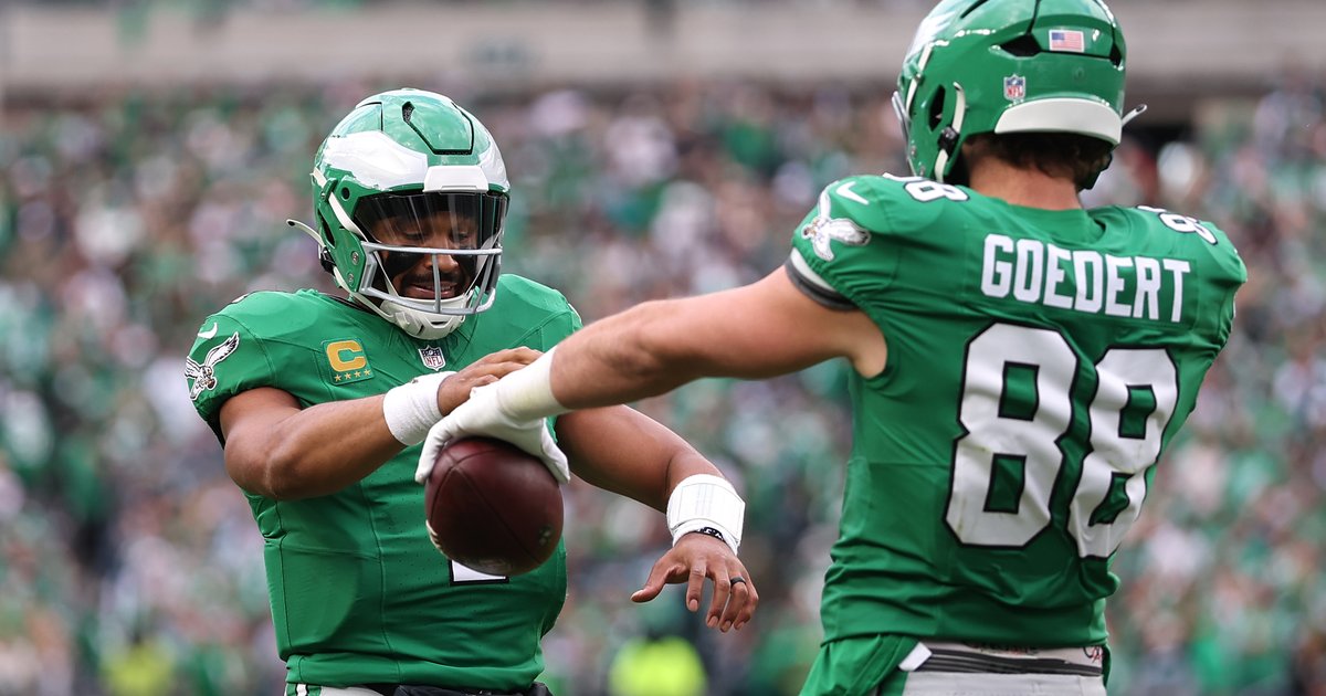 Once on the trade block, after agreeing to pay cut, Eagles TE Dallas Goedert is thriving