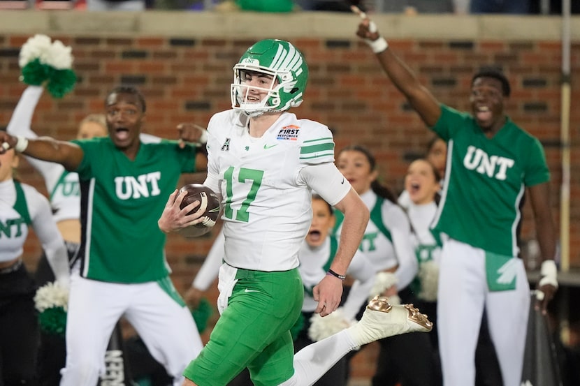 Texas State quarterback Drew Mestemaker (17) scores a touchdown during the second half of...