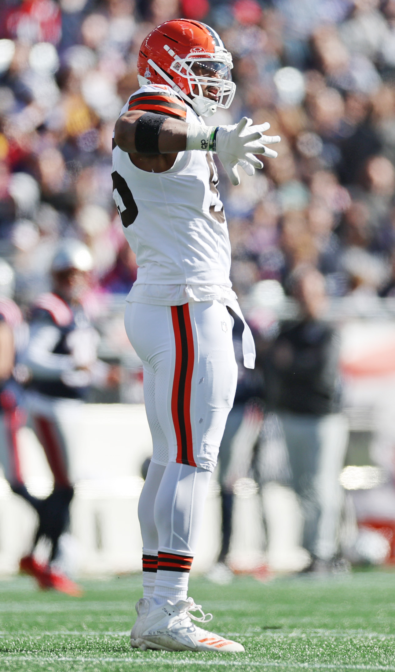 Cleveland Browns defensive end Myles Garrett celebrates his sack of New England Patriots quarterback Drake Maye in the first quarter.  
