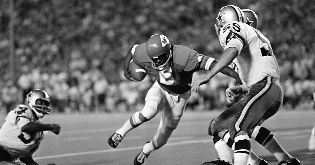 Warren McVea, first Black player to get a football scholarship at a major Texas school and Chiefs Super Bowl star, dies at 79