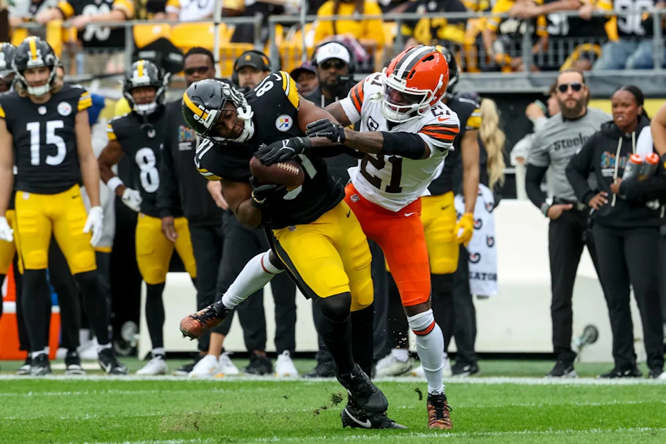 Oct 12, 2025; Pittsburgh, Pennsylvania, USA; Cleveland Browns cornerback Denzel Ward (21) tackles Pittsburgh Steelers tight end Jonnu Smith (81) during the first quarter at Acrisure Stadium. Mandatory Credit: Charles LeClaire-Imagn Images