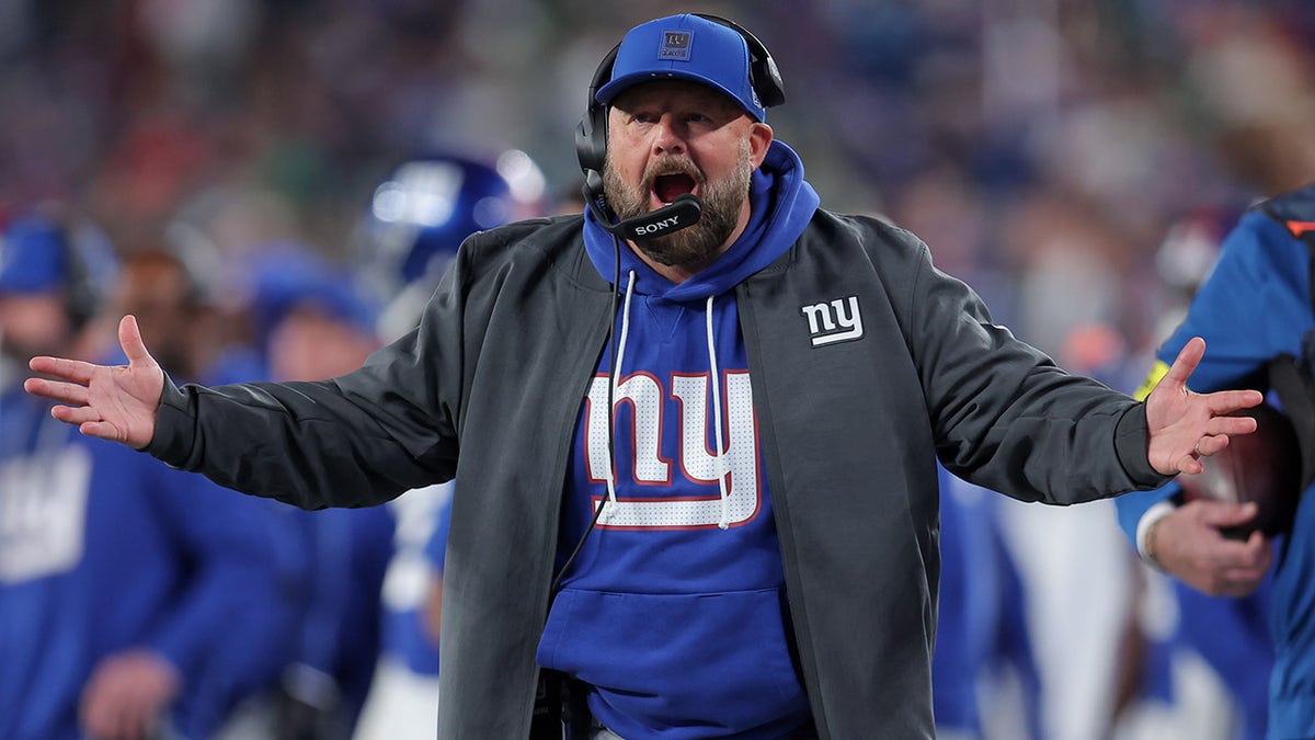 Brian Daboll reacts during a game