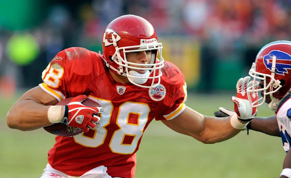 While setting a record 25 100-yard games, Kansas City Chiefs tight end Tony Gonzalez makes a gain against Buffalo Bills corner back Reggie Corner during the second half of Buffalo's win in their NFL football game at Arrowhead Stadium in Kansas City, Missouri November 23, 2008. REUTERS/Dave Kaup (UNITED STATES)