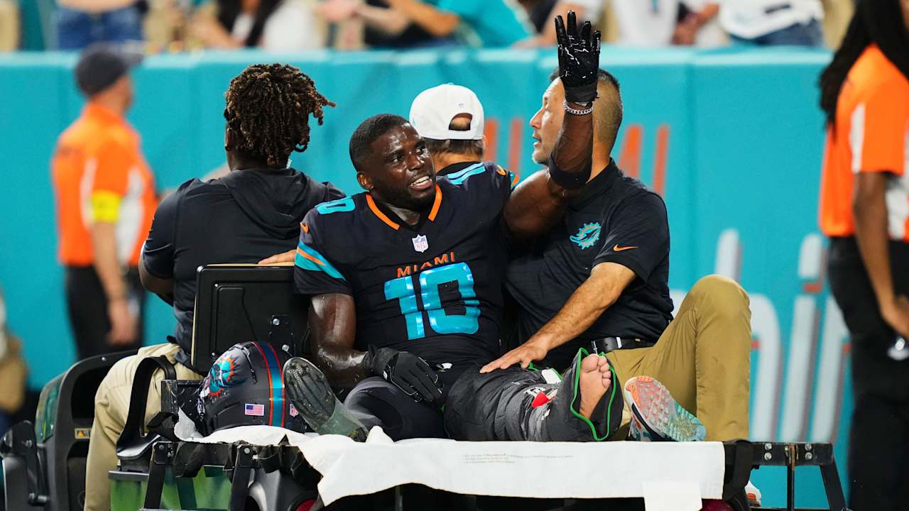 Dolphins WR Tyreek Hill (knee) visits teammates ahead of Sunday's game vs. Panthers
