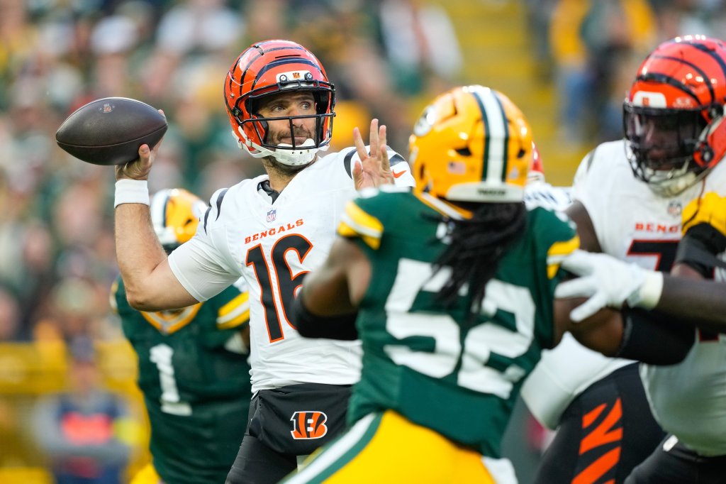Cincinnati Bengals quarterback Joe Flacco (16) throws the ball during the second half against the Green Bay Packers at Lambeau Field. 