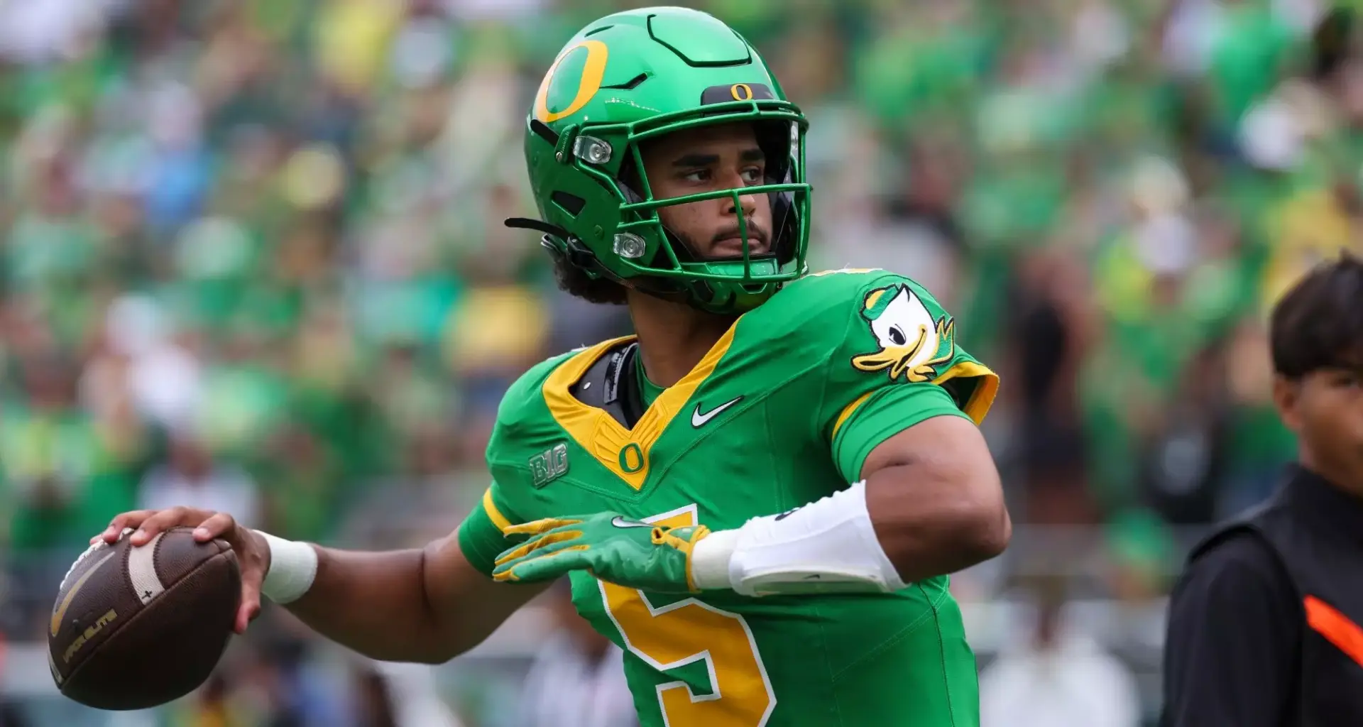 Steelers Again Scout Fast-Rising Oregon QB
