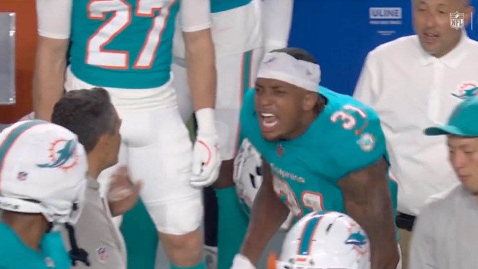 Ollie Gordon of the Miami Dolphins lost his cool on the sidelines after a penalty was called on him