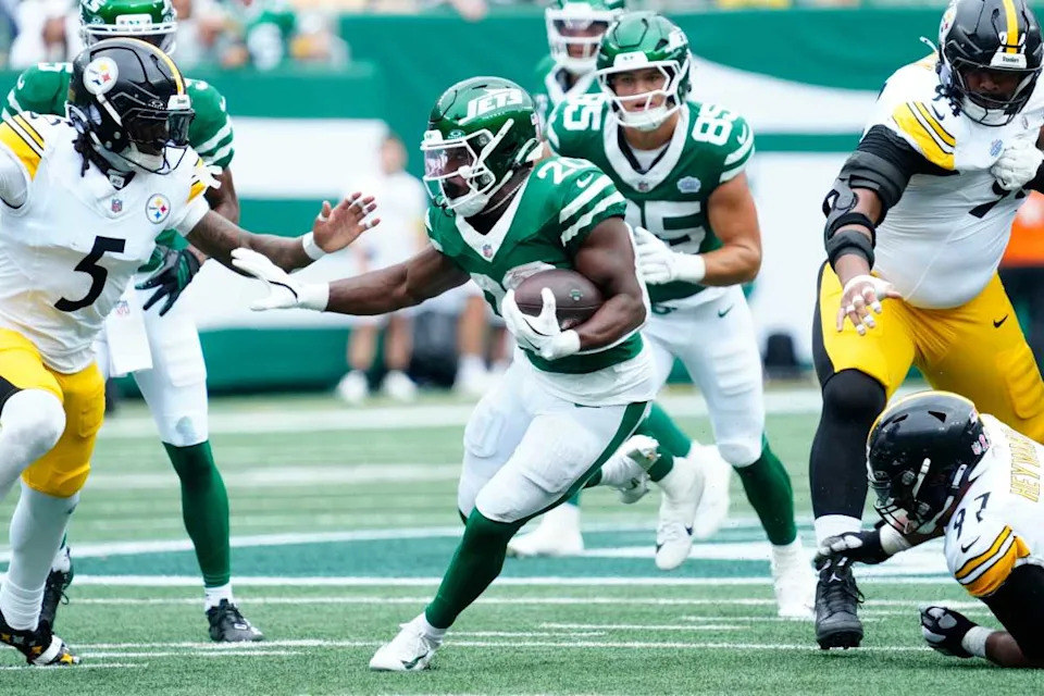 New York Jets running back Breece Hall (20) runs with the ball, Sunday, September 7, 2025, in East Rutherford.