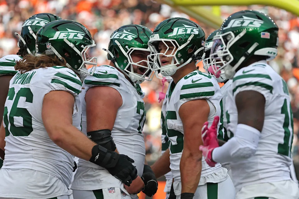 New York Jets tight end Mason Taylor celebrates the touchdown during the fourth quarter against the Cincinnati Bengals at Paycor Stadium.