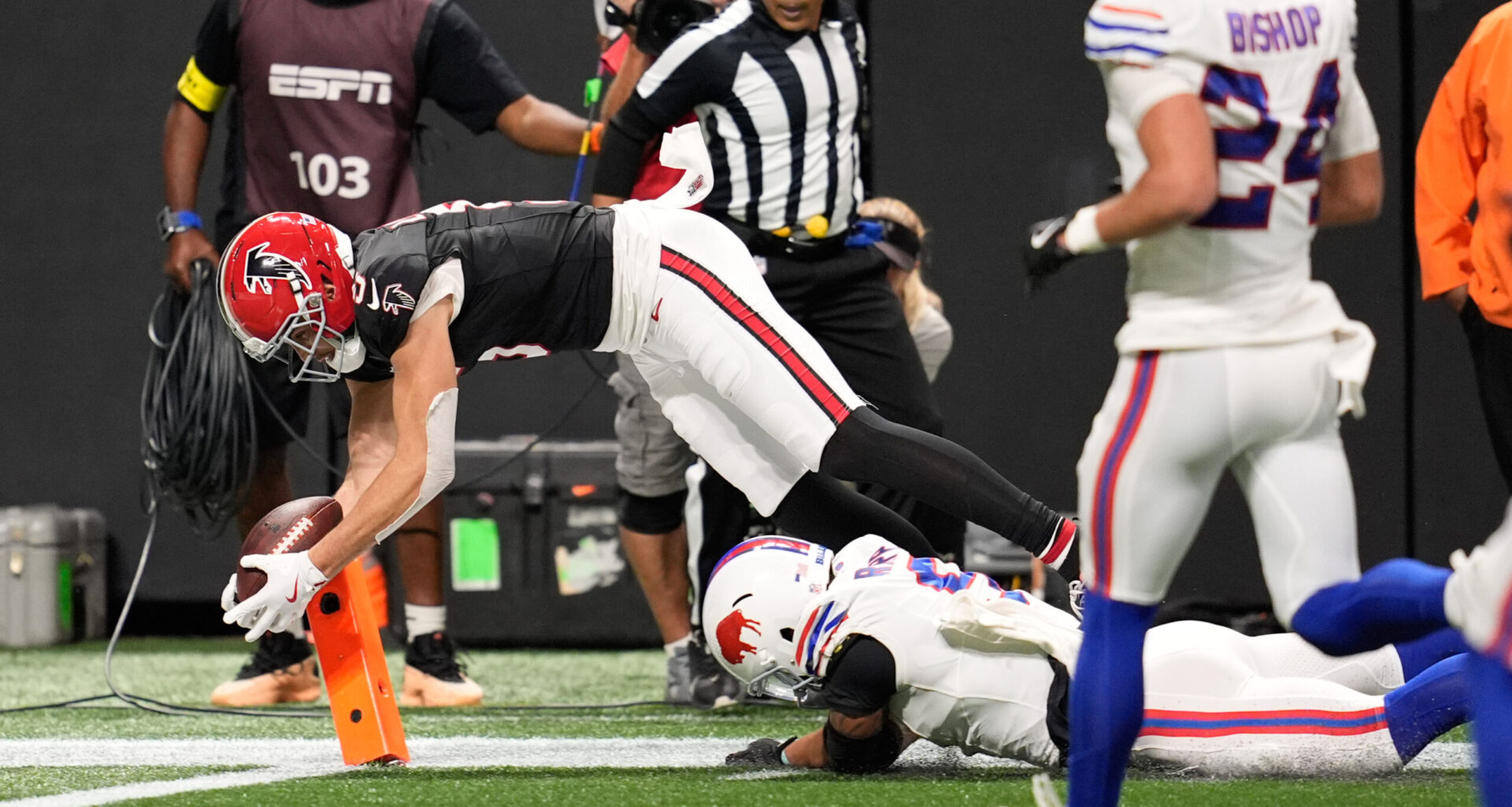 Falcons shock Bills, Mariners extend ALCS lead, & more