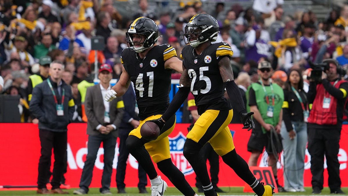 DeShon Elliott celebrates interception