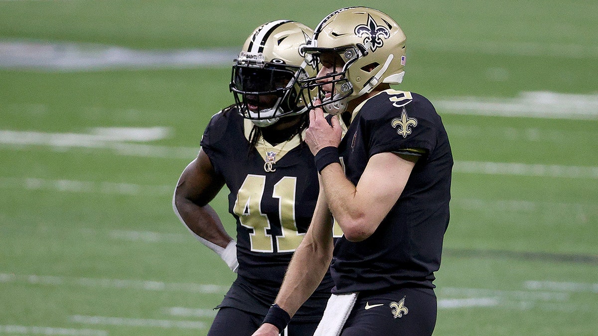 Alvin Kamara and Drew Brees talk on field