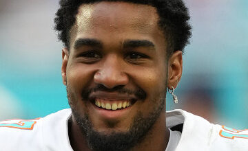 Jaylen Waddle Remains busy in Week 6 loss