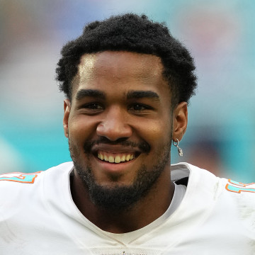 Jaylen Waddle Remains busy in Week 6 loss