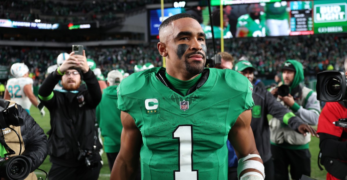 What’s the better Eagles color: Midnight Green or Kelly Green?