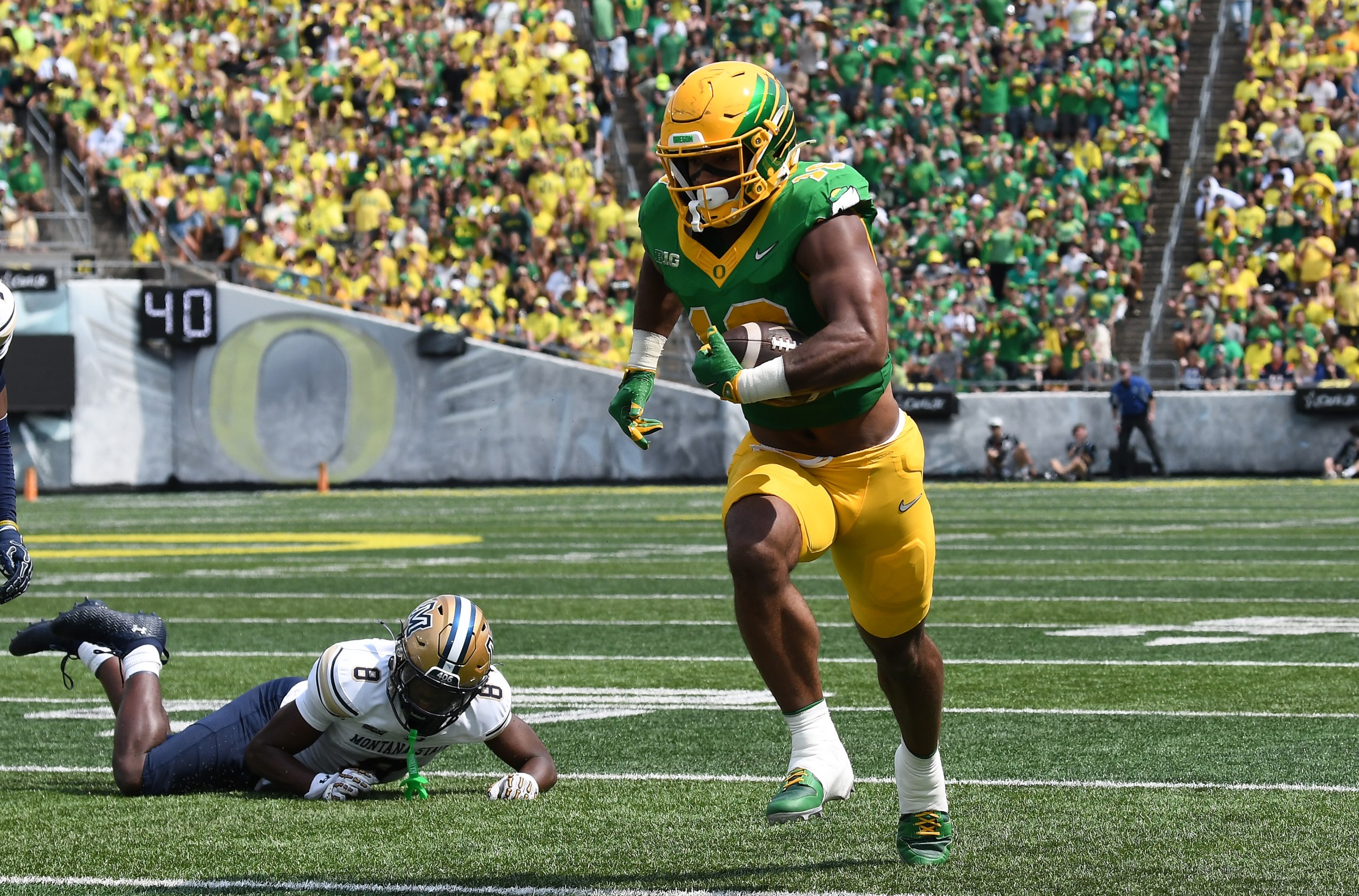 EUGENE, OR - AUGUST 30: Oregon Ducks tight end Kenyon Sadiq (18) runs after the catch during a college football game between the Montana State Bobcats and the Oregon Ducks on August 30, 2025, at Autzen Stadium in Eugene, Oregon. (Photo by Brian Murphy/Icon Sportswire via Getty Images)
