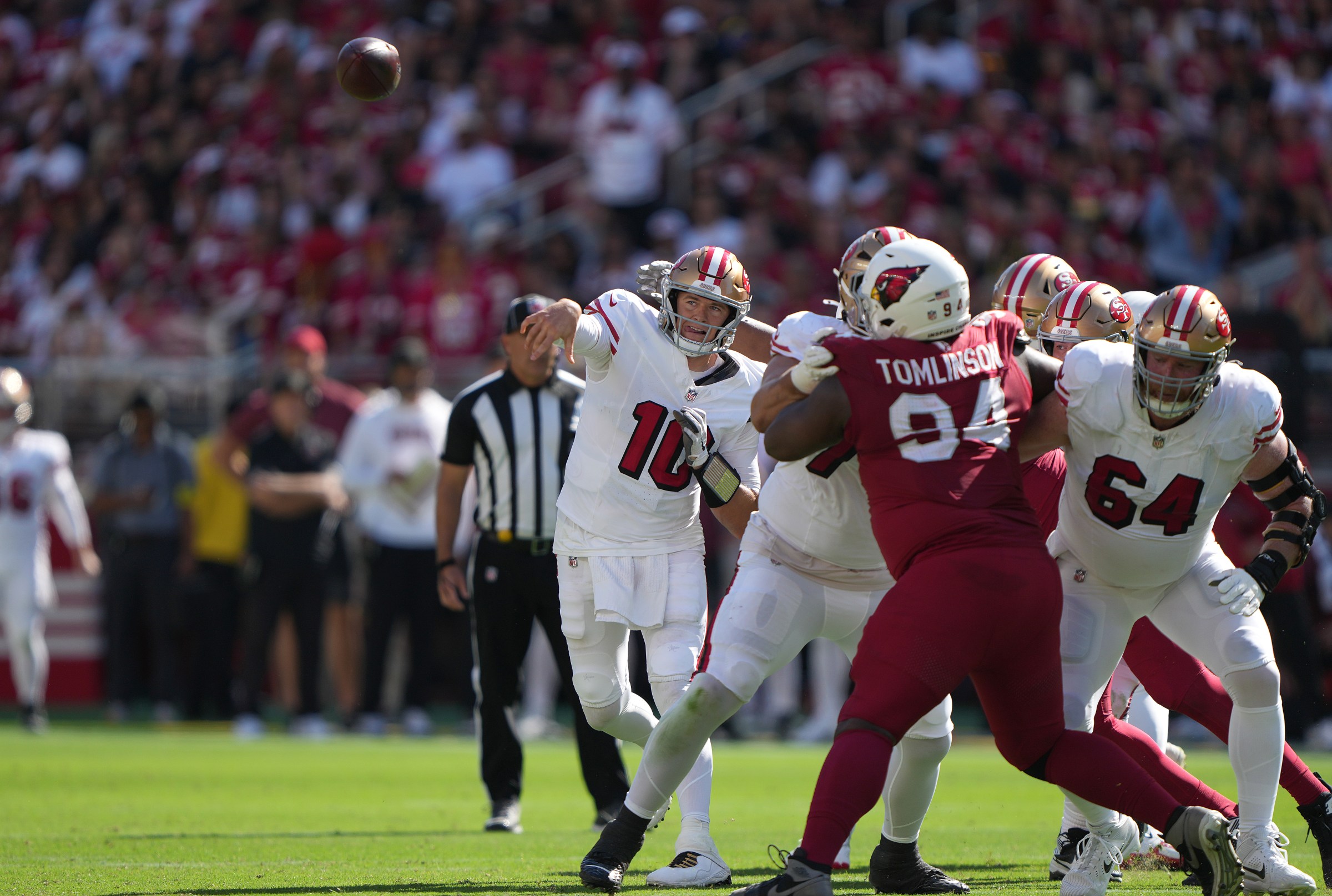 SANTA CLARA, CALIFORNIA - SEPTEMBER 21: Mac Jones #10 of the San Francisco 49ers throws a pass against the Arizona Cardinals in the thir quarter at Levi’s Stadium on September 21, 2025 in Santa Clara, California. (Photo by Thearon W. Henderson/Getty Images)