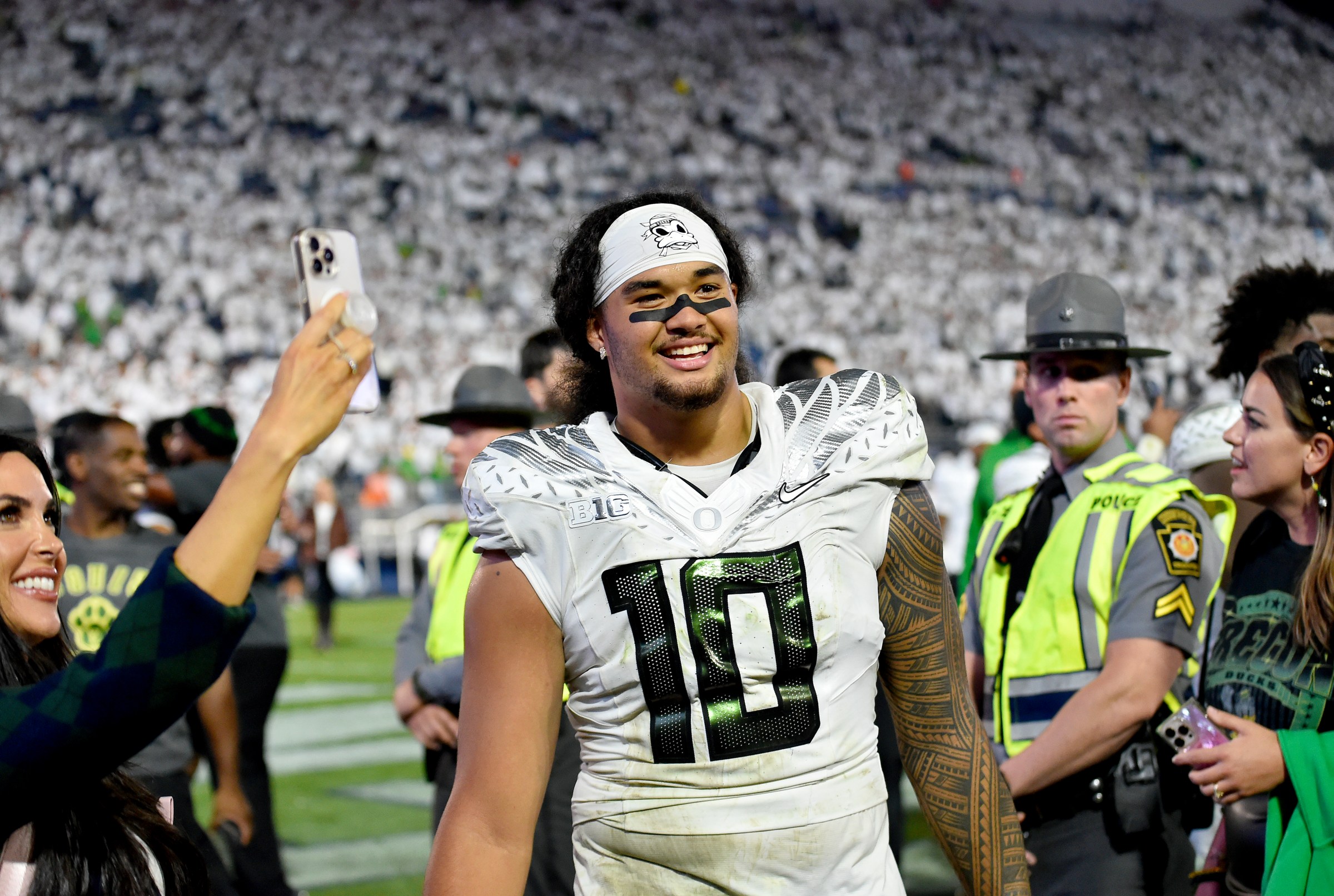 UNIVERSITY PARK, PA - SEPTEMBER 27: Oregon edge Matayo Uiagalelei (10) smiles as he walks off the field during the Oregon Ducks versus Penn State Nittany Lions game on September 27, 2025 at Beaver Stadium in University Park, PA. (Photo by Randy Litzinger/Icon Sportswire via Getty Images)