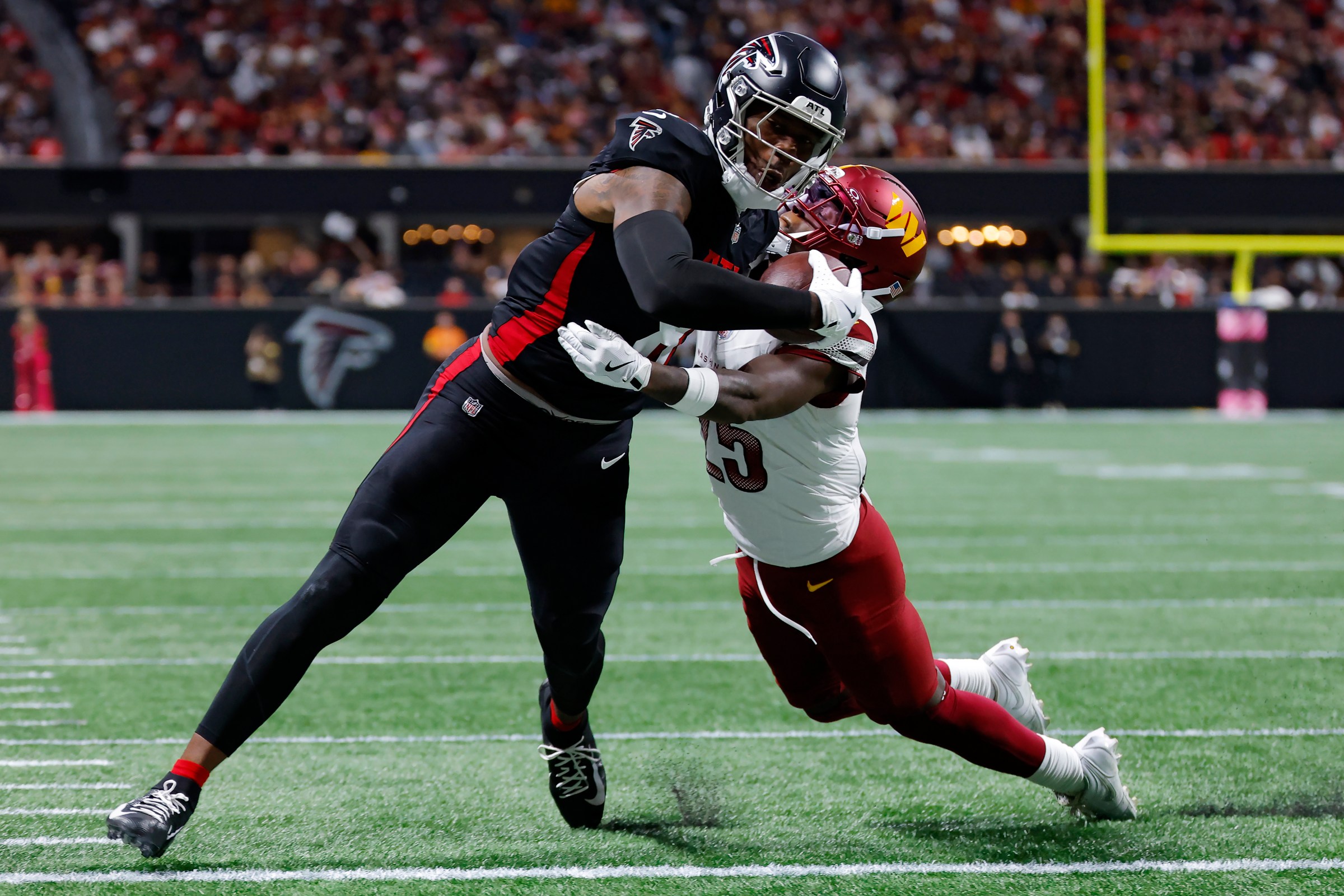 ATLANTA, GEORGIA - SEPTEMBER 28: Kyle Pitts #8 of the Atlanta Falcons scores a touchdown against Demetric Felton #25 of the Washington Commanders during the third quarter at Mercedes-Benz Stadium on September 28, 2025 in Atlanta, Georgia. (Photo by Todd Kirkland/Getty Images)