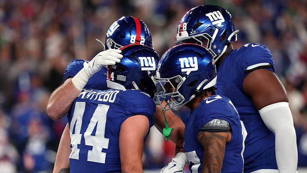 Eagles overcome early woes to lead Giants 17-13 at halftime