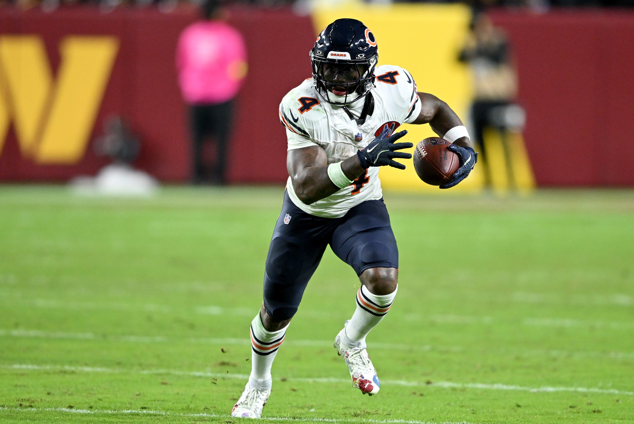 LANDOVER, MARYLAND - OCTOBER 13: D’Andre Swift #4 of the Chicago Bears rushes the ball against the Washington Commanders at Northwest Stadium on October 13, 2025 in Landover, Maryland. (Photo by G Fiume/Getty Images)