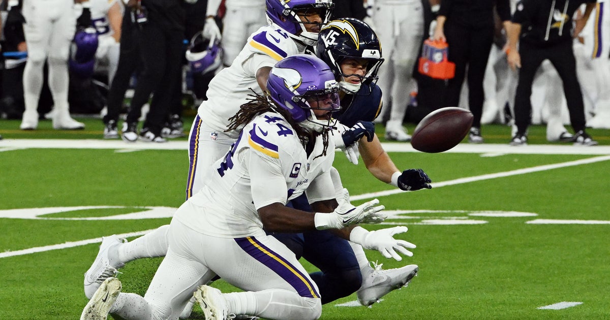 QB Carson Wentz endures painful night as Vikings fall to Chargers