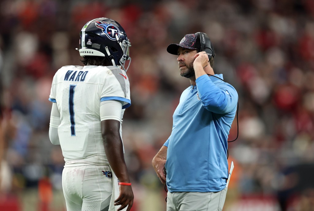 Brian Callahan (r.) talks with Titans quarterback Cam Ward (l.) during a game against the Cardinals on Oct. 5, 2025.