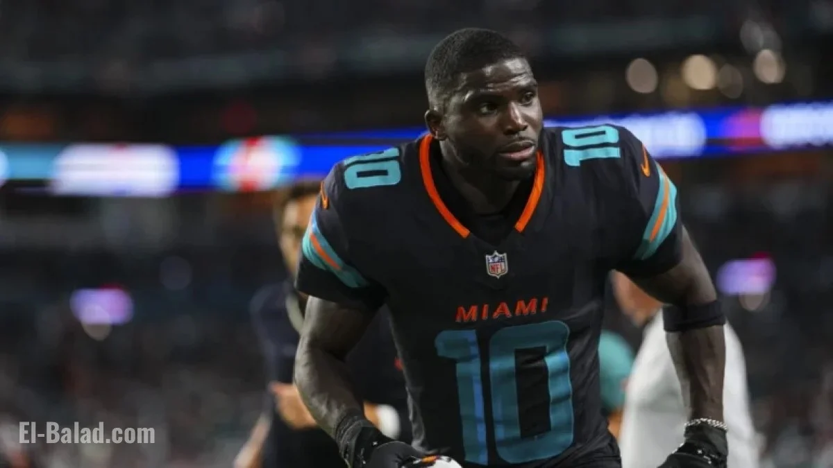 Tyreek Hill Rejoins Dolphins, Addresses Team at Facility