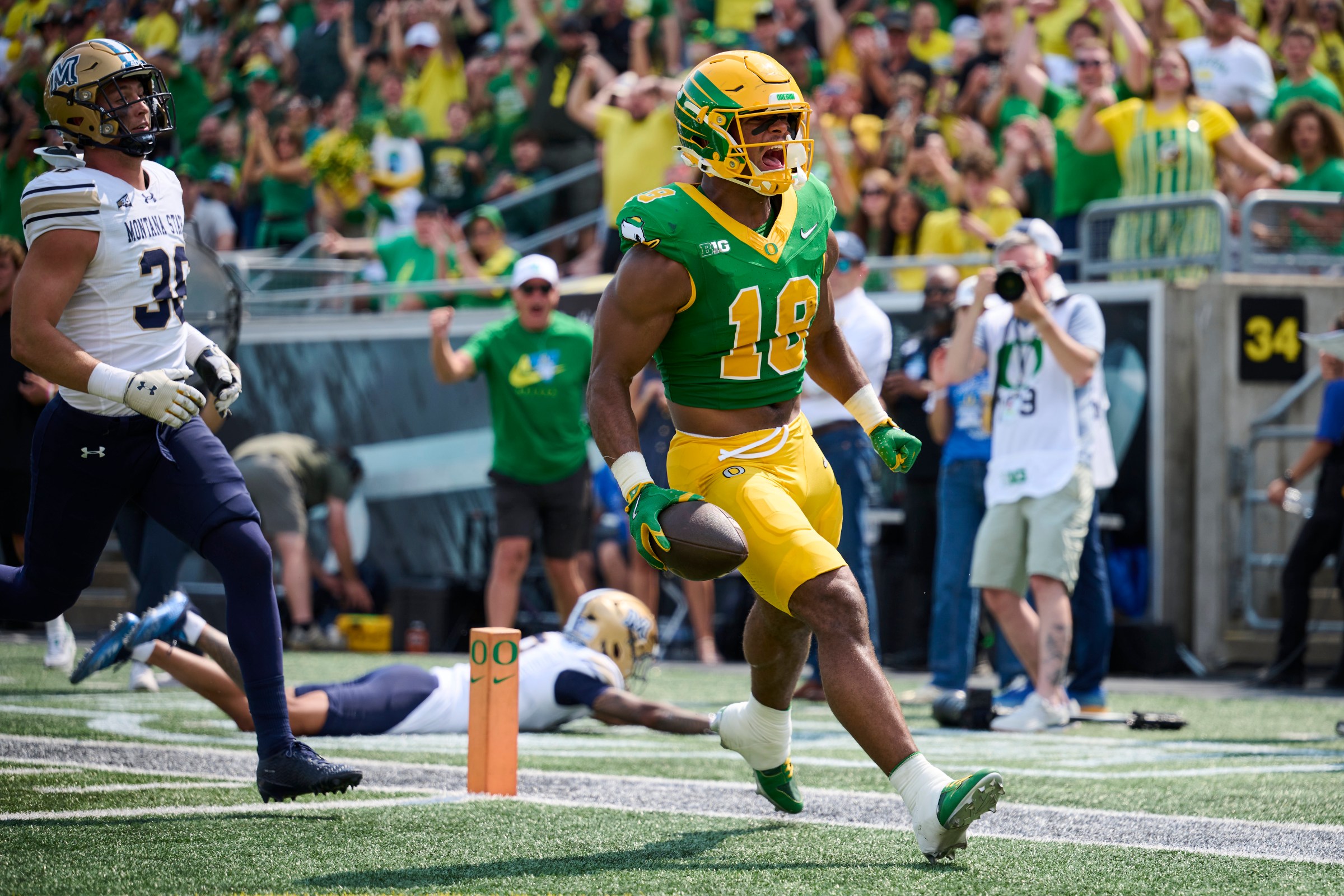 Aug 30, 2025; Eugene, Oregon, USA; Oregon Ducks tight end Kenyon Sadiq (18) scores a touchdown during the first half against the Montana State Bobcats at Autzen Stadium. Mandatory Credit: Troy Wayrynen-Imagn Images