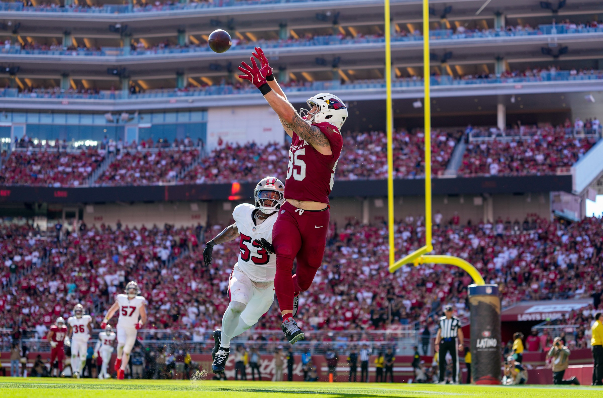 Sep 21, 2025; Santa Clara, California, USA; Arizona Cardinals tight end Trey McBride (85) makes the touch catch in front of San Francisco 49ers linebacker Dee Winters (53) during the second half at Levi’s Stadium. Mandatory Credit: Kyle Terada-Imagn Images