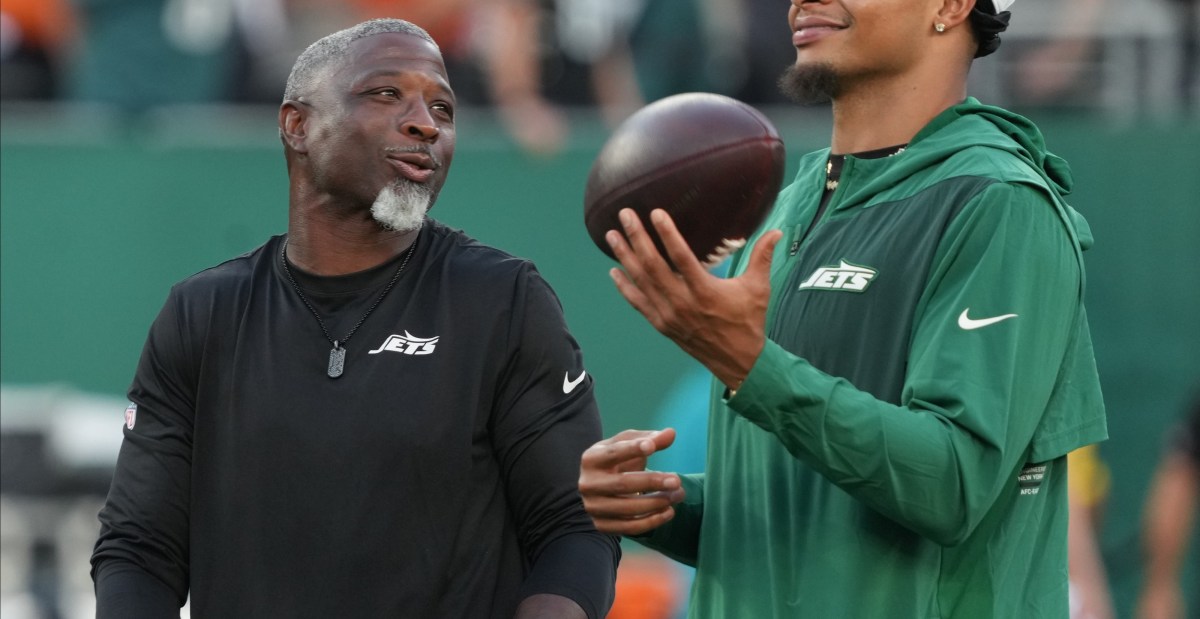 Aaron Glenn still isn’t naming his starting quarterback for the Jets’ Week 8 game against the Bengals