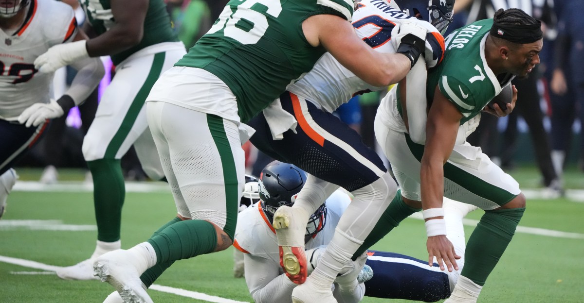 How Justin Fields contributes to Jets sack woes